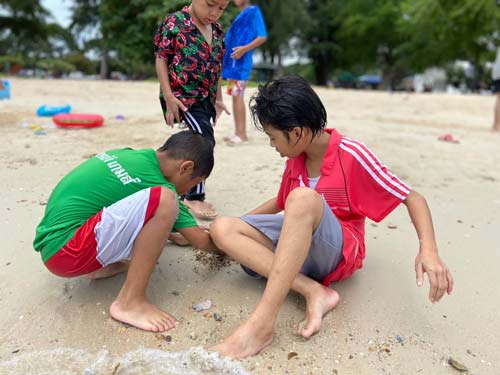 Beach side activities To the beach